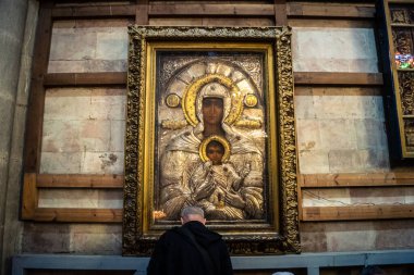 Kudüs, İsrail - 21 Şubat 2026: Kutsal Mezar Kilisesi 'nin içinde Eski Şehir' in kalbinde kutsal tablolar, dini simgeler ve antik Hıristiyan mimarisi yer almaktadır..