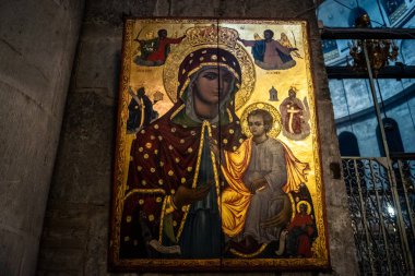 Kudüs, İsrail - 21 Şubat 2026: Kutsal Mezar Kilisesi 'nin içinde Eski Şehir' in kalbinde kutsal tablolar, dini simgeler ve antik Hıristiyan mimarisi yer almaktadır..