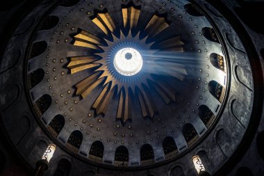 JERUSALEM, ISRAEL - 21 Şubat 2026 İlahi doğal güneş ışını ana kubbenin okülüsünden karanlığı delip geçiyor, Kutsal Mezar Bazilikası. Mistik atmosfer ve olağanüstü ruhsal vizyon.