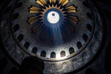 JERUSALEM, ISRAEL - 21 Şubat 2026 İlahi doğal güneş ışını ana kubbenin okülüsünden karanlığı delip geçiyor, Kutsal Mezar Bazilikası. Mistik atmosfer ve olağanüstü ruhsal vizyon.