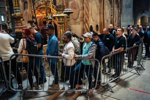 Kudüs, İsrail, 21 Şubat 2026 Hristiyan hacıların Aedicule 'ün önünde kuyruğa girmesi, kilisenin içinde İsa' nın mezarının bulunduğu yer Kutsal Mezar. Sabır ve bağlılık anı