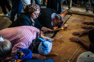 JERUSALEM, ISRAEL - 21 Şubat 2026 Ortodoks rahibi Kudüs 'teki Kutsal Mezar Kilisesi' nde duruyor. Kutsal geleneğin ve Hıristiyanlık mabedi içindeki bin yıllık inancın koruyucusu.