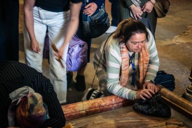 JERUSALEM, ISRAEL - 21 Şubat 2026 Ortodoks rahibi Kudüs 'teki Kutsal Mezar Kilisesi' nde duruyor. Kutsal geleneğin ve Hıristiyanlık mabedi içindeki bin yıllık inancın koruyucusu.