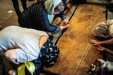 JERUSALEM, ISRAEL - 21 Şubat 2026 Ortodoks rahibi Kudüs 'teki Kutsal Mezar Kilisesi' nde duruyor. Kutsal geleneğin ve Hıristiyanlık mabedi içindeki bin yıllık inancın koruyucusu.