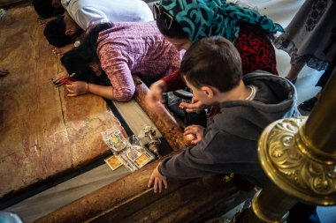 JERUSALEM, ISRAEL - 21 Şubat 2026 Ortodoks rahibi Kudüs 'teki Kutsal Mezar Kilisesi' nde duruyor. Kutsal geleneğin ve Hıristiyanlık mabedi içindeki bin yıllık inancın koruyucusu.