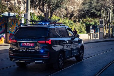 Kudüs, İsrail, 21 Şubat 2026: İsrail polis devriye araçları şehirden geçiyor. Başkentin sokaklarındaki kamu güvenliği, yasa uygulama ve güvenlik operasyonları.