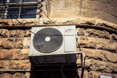 Kudüs, İsrail, 20 Şubat 2026 açık hava klima üniteleri yerleşim yerlerinin duvarlarına kuruldu. Bu sistemler kentsel bir ortamda soğutma ve havalandırma sağlar..