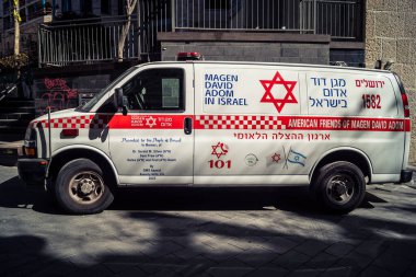 Kudüs, İsrail, 20 Şubat 2026 Magen David Adom 'dan (MDA) acil tıbbi servis şehir sokaklarında seyahat ediyor. Bu araçlar şehirde hayati önem taşıyan tıbbi yardımlar sağlıyor..