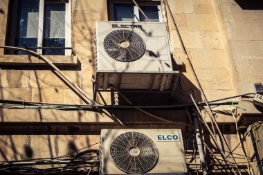 Kudüs, İsrail, 20 Şubat 2026 açık hava klima üniteleri yerleşim yerlerinin duvarlarına kuruldu. Bu sistemler kentsel bir ortamda soğutma ve havalandırma sağlar..