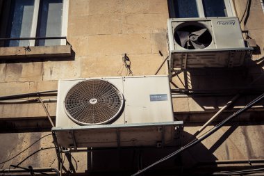 Kudüs, İsrail, 20 Şubat 2026 açık hava klima üniteleri yerleşim yerlerinin duvarlarına kuruldu. Bu sistemler kentsel bir ortamda soğutma ve havalandırma sağlar..