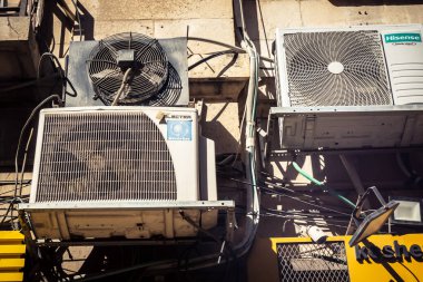 Kudüs, İsrail, 20 Şubat 2026 açık hava klima üniteleri yerleşim yerlerinin duvarlarına kuruldu. Bu sistemler kentsel bir ortamda soğutma ve havalandırma sağlar..