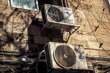 Kudüs, İsrail, 20 Şubat 2026 açık hava klima üniteleri yerleşim yerlerinin duvarlarına kuruldu. Bu sistemler kentsel bir ortamda soğutma ve havalandırma sağlar..