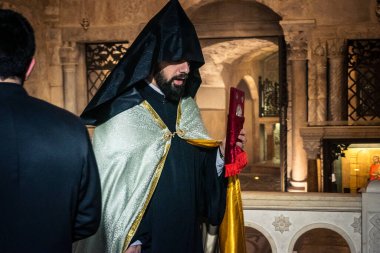 Kudüs, İsrail, 21 Şubat 2026 Katolik rahipler ve inananlar Kutsal Mezar 'ın karanlığında bir ayini kutluyorlar. Antik şehir tapınağındaki kutsal dua ve inanç atmosferi.