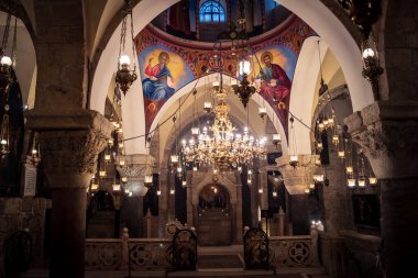 Kudüs, İsrail, 21 Şubat 2026 Katolik rahipler ve inananlar Kutsal Mezar 'ın karanlığında bir ayini kutluyorlar. Antik şehir tapınağındaki kutsal dua ve inanç atmosferi.