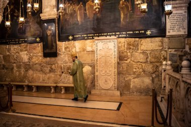 Kudüs, İsrail, 21 Şubat 2026 Katolik rahipler ve inananlar Kutsal Mezar 'ın karanlığında bir ayini kutluyorlar. Antik şehir tapınağındaki kutsal dua ve inanç atmosferi.