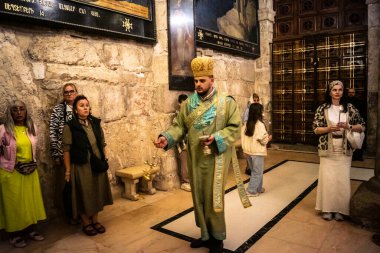 Kudüs, İsrail, 21 Şubat 2026 Katolik rahipler ve inananlar Kutsal Mezar 'ın karanlığında bir ayini kutluyorlar. Antik şehir tapınağındaki kutsal dua ve inanç atmosferi.