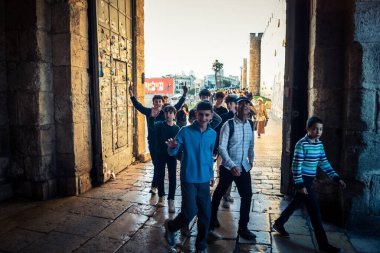 Tel Aviv, İsrail, 23 Şubat 2026 modern şehir silueti ve şehir mimarisi geniş bir bakış açısı. Şehir manzarası, Tel Aviv 'de güneşli bir günde Akdeniz metropolünün hızlı gelişimi ve Hitech atmosferini gösteriyor..