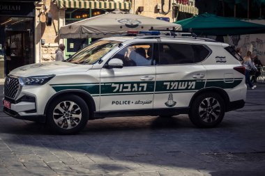 Tel Aviv, İsrail, 23 Şubat 2026 modern şehir silueti ve şehir mimarisi geniş bir bakış açısı. Şehir manzarası, Tel Aviv 'de güneşli bir günde Akdeniz metropolünün hızlı gelişimi ve Hitech atmosferini gösteriyor..