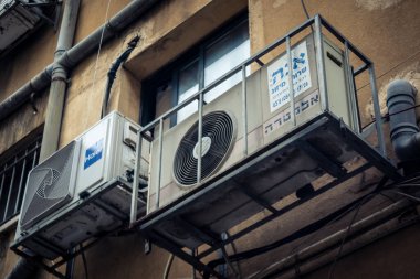 Tel Aviv, İsrail - 23 Şubat 2026: Tel Aviv 'deki bir binanın dış cephesine sayısız havalandırma sistemi kuruldu. Bu şehir manzarası, sıcak Akdeniz ikliminde gerekli olan Hitech iklimini yansıtıyor..