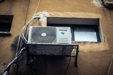 Tel Aviv, İsrail - 23 Şubat 2026: Tel Aviv 'deki bir binanın dış cephesine sayısız havalandırma sistemi kuruldu. Bu şehir manzarası, sıcak Akdeniz ikliminde gerekli olan Hitech iklimini yansıtıyor..