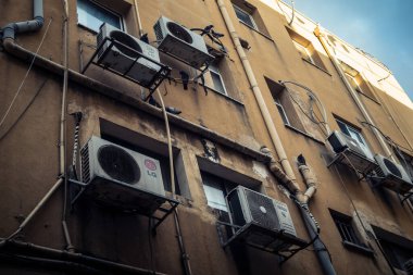 Tel Aviv, İsrail - 23 Şubat 2026: Tel Aviv 'deki bir binanın dış cephesine sayısız havalandırma sistemi kuruldu. Bu şehir manzarası, sıcak Akdeniz ikliminde gerekli olan Hitech iklimini yansıtıyor..