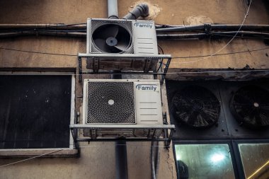 Tel Aviv, İsrail - 23 Şubat 2026: Tel Aviv 'deki bir binanın dış cephesine sayısız havalandırma sistemi kuruldu. Bu şehir manzarası, sıcak Akdeniz ikliminde gerekli olan Hitech iklimini yansıtıyor..