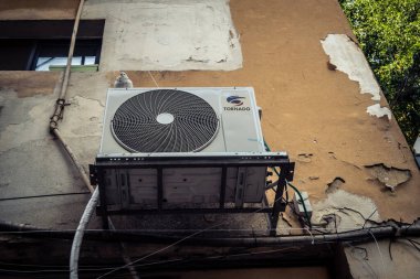 Tel Aviv, İsrail - 23 Şubat 2026: Tel Aviv 'deki bir binanın dış cephesine sayısız havalandırma sistemi kuruldu. Bu şehir manzarası, sıcak Akdeniz ikliminde gerekli olan Hitech iklimini yansıtıyor..