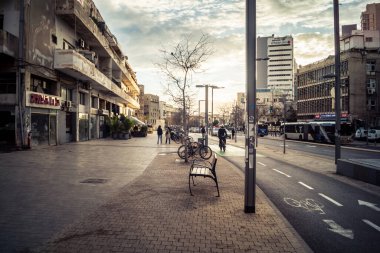 Tel Aviv, İsrail - 23 Şubat 2026: Tel Aviv 'deki kentsel çevre ve sokakların detaylı bir görüntüsü. Sahne, bu modern Akdeniz Hitech şehir merkezinin günlük yaşamını, mimarisini ve çeşitli atmosferini yansıtıyor..
