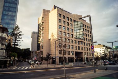 Tel Aviv, İsrail, 23 Şubat 2026 modern şehir silueti ve şehir mimarisi geniş bir bakış açısı. Şehir manzarası, Tel Aviv 'de güneşli bir günde Akdeniz metropolünün hızlı gelişimi ve Hitech atmosferini gösteriyor..