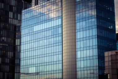 Tel Aviv, İsrail - 23 Şubat 2026: Şehrin gökyüzü ve modern mimarisinin panoramik manzarası. Şehir manzarası, Tel Aviv 'de güneşli bir günde Akdeniz metropolünün hızlı gelişimini ve yüksek teknolojili atmosferini yansıtır..