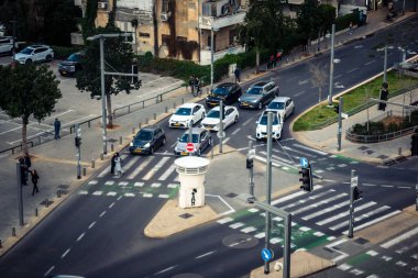 Tel Aviv, İsrail - 23 Şubat 2026: Şehir kavşaklarından geçen şehir trafiğinin ve araçların yüksek açılı görüntüsü. Yoğun yollar Akdeniz Hitech metropolündeki ekonomik yoğunluğu ve günlük yaşamı yansıtıyor.