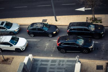 Tel Aviv, İsrail - 23 Şubat 2026: Şehir kavşaklarından geçen şehir trafiğinin ve araçların yüksek açılı görüntüsü. Yoğun yollar Akdeniz Hitech metropolündeki ekonomik yoğunluğu ve günlük yaşamı yansıtıyor.