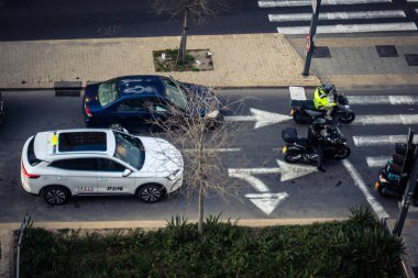 Tel Aviv, İsrail - 23 Şubat 2026: Şehir kavşaklarından geçen şehir trafiğinin ve araçların yüksek açılı görüntüsü. Yoğun yollar Akdeniz Hitech metropolündeki ekonomik yoğunluğu ve günlük yaşamı yansıtıyor.