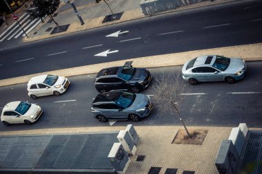 Tel Aviv, İsrail - 23 Şubat 2026: Şehir kavşaklarından geçen şehir trafiğinin ve araçların yüksek açılı görüntüsü. Yoğun yollar Akdeniz Hitech metropolündeki ekonomik yoğunluğu ve günlük yaşamı yansıtıyor.