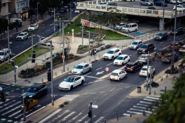 Tel Aviv, İsrail - 23 Şubat 2026: Şehir kavşaklarından geçen şehir trafiğinin ve araçların yüksek açılı görüntüsü. Yoğun yollar Akdeniz Hitech metropolündeki ekonomik yoğunluğu ve günlük yaşamı yansıtıyor.