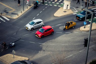 Tel Aviv, İsrail - 23 Şubat 2026: Şehir kavşaklarından geçen şehir trafiğinin ve araçların yüksek açılı görüntüsü. Yoğun yollar Akdeniz Hitech metropolündeki ekonomik yoğunluğu ve günlük yaşamı yansıtıyor.
