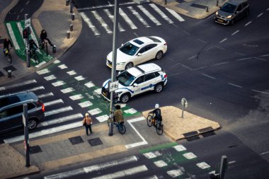 Tel Aviv, İsrail - 23 Şubat 2026: Şehir kavşaklarından geçen şehir trafiğinin ve araçların yüksek açılı görüntüsü. Yoğun yollar Akdeniz Hitech metropolündeki ekonomik yoğunluğu ve günlük yaşamı yansıtıyor.