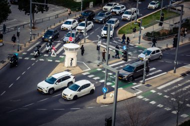 Tel Aviv, İsrail - 23 Şubat 2026: Şehir kavşaklarından geçen şehir trafiğinin ve araçların yüksek açılı görüntüsü. Yoğun yollar Akdeniz Hitech metropolündeki ekonomik yoğunluğu ve günlük yaşamı yansıtıyor.