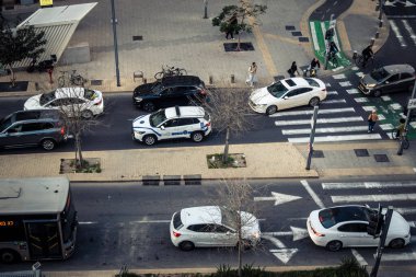 Tel Aviv, İsrail - 23 Şubat 2026: Şehir kavşaklarından geçen şehir trafiğinin ve araçların yüksek açılı görüntüsü. Yoğun yollar Akdeniz Hitech metropolündeki ekonomik yoğunluğu ve günlük yaşamı yansıtıyor.