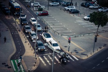 Tel Aviv, İsrail - 23 Şubat 2026: Şehir kavşaklarından geçen şehir trafiğinin ve araçların yüksek açılı görüntüsü. Yoğun yollar Akdeniz Hitech metropolündeki ekonomik yoğunluğu ve günlük yaşamı yansıtıyor.