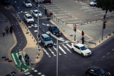 Tel Aviv, İsrail - 23 Şubat 2026: Şehir kavşaklarından geçen şehir trafiğinin ve araçların yüksek açılı görüntüsü. Yoğun yollar Akdeniz Hitech metropolündeki ekonomik yoğunluğu ve günlük yaşamı yansıtıyor.