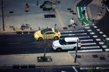 Tel Aviv, İsrail - 23 Şubat 2026: Şehir kavşaklarından geçen şehir trafiğinin ve araçların yüksek açılı görüntüsü. Yoğun yollar Akdeniz Hitech metropolündeki ekonomik yoğunluğu ve günlük yaşamı yansıtıyor.