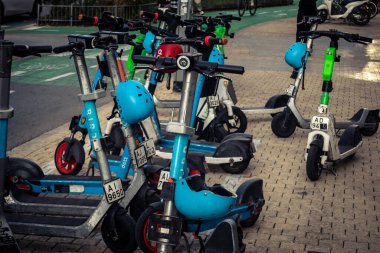 Tel Aviv, İsrail - 23 Şubat 2026: Tel Aviv 'de kaldırıma park edilmiş kasklı elektrikli bir scooter. Şehir, Akdeniz 'deki kentsel banliyö sakinleri için mikro hareketlilik ve Hitech taşımacılık çözümlerinde lider konumunda..