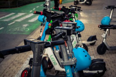 Tel Aviv, İsrail - 23 Şubat 2026: Tel Aviv 'de kaldırıma park edilmiş kasklı elektrikli bir scooter. Şehir, Akdeniz 'deki kentsel banliyö sakinleri için mikro hareketlilik ve Hitech taşımacılık çözümlerinde lider konumunda..