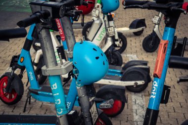 Tel Aviv, İsrail - 23 Şubat 2026: Tel Aviv 'de kaldırıma park edilmiş kasklı elektrikli bir scooter. Şehir, Akdeniz 'deki kentsel banliyö sakinleri için mikro hareketlilik ve Hitech taşımacılık çözümlerinde lider konumunda..