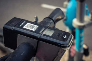 Tel Aviv, İsrail - 23 Şubat 2026: Tel Aviv 'de kaldırıma park edilmiş kasklı elektrikli bir scooter. Şehir, Akdeniz 'deki kentsel banliyö sakinleri için mikro hareketlilik ve Hitech taşımacılık çözümlerinde lider konumunda..