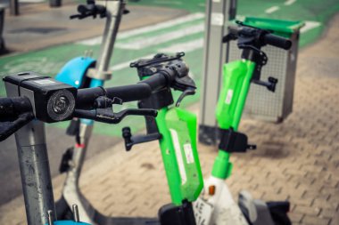 Tel Aviv, İsrail - 23 Şubat 2026: Tel Aviv 'de kaldırıma park edilmiş kasklı elektrikli bir scooter. Şehir, Akdeniz 'deki kentsel banliyö sakinleri için mikro hareketlilik ve Hitech taşımacılık çözümlerinde lider konumunda..