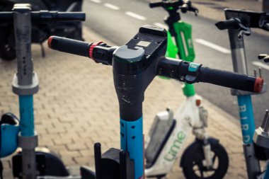 Tel Aviv, İsrail - 23 Şubat 2026: Tel Aviv 'de kaldırıma park edilmiş kasklı elektrikli bir scooter. Şehir, Akdeniz 'deki kentsel banliyö sakinleri için mikro hareketlilik ve Hitech taşımacılık çözümlerinde lider konumunda..