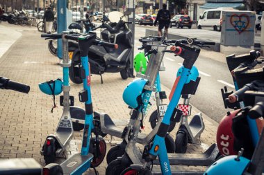 Tel Aviv, İsrail - 23 Şubat 2026: Tel Aviv 'de kaldırıma park edilmiş kasklı elektrikli bir scooter. Şehir, Akdeniz 'deki kentsel banliyö sakinleri için mikro hareketlilik ve Hitech taşımacılık çözümlerinde lider konumunda..