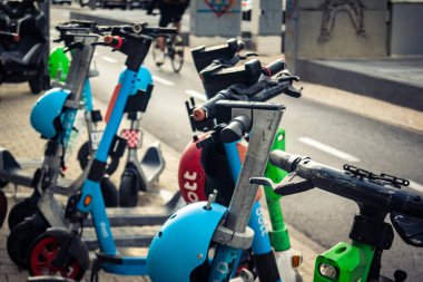 Tel Aviv, İsrail - 23 Şubat 2026: Tel Aviv 'de kaldırıma park edilmiş kasklı elektrikli bir scooter. Şehir, Akdeniz 'deki kentsel banliyö sakinleri için mikro hareketlilik ve Hitech taşımacılık çözümlerinde lider konumunda..